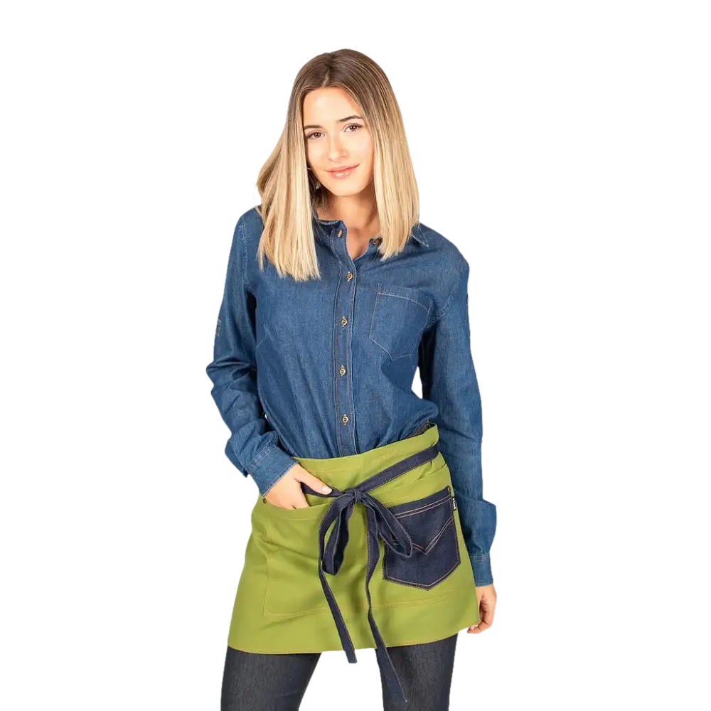 Una donna che indossa una camicia di jeans e un mezzo grembiule verde con tasche blu scuro.