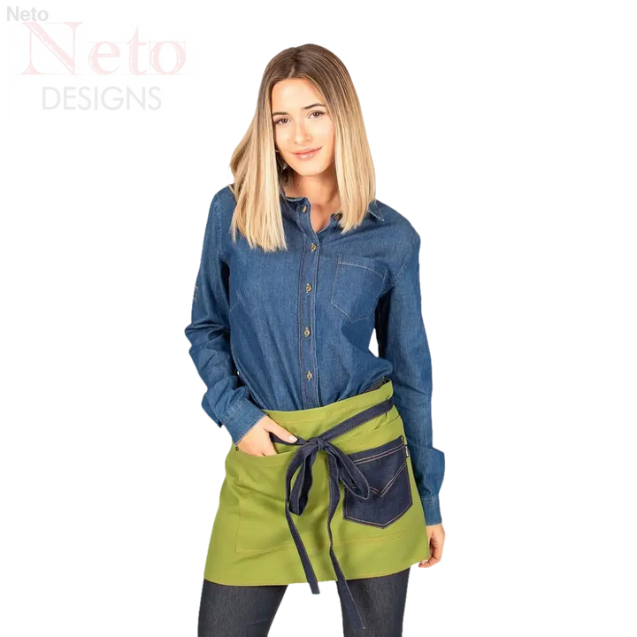 Modella con grembiule corto jeans colorato in denim indaco, 40x69 cm