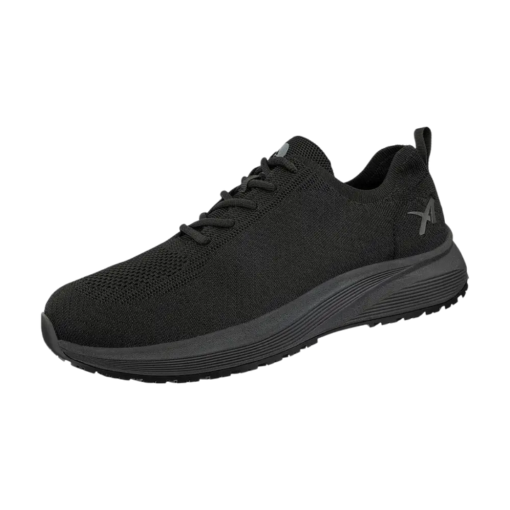 Sneaker in maglia nera con tomaia testurizzata e suola in gomma grigio scuro.