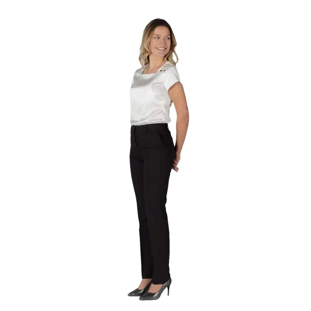 Top a maniche corte di raso bianco e pantaloni neri da donna.