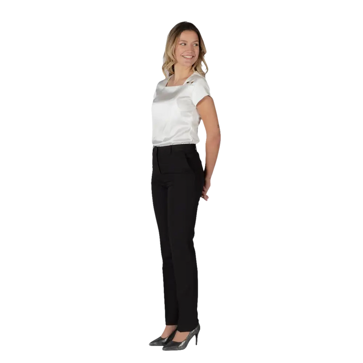 Top a maniche corte di raso bianco e pantaloni neri da donna.
