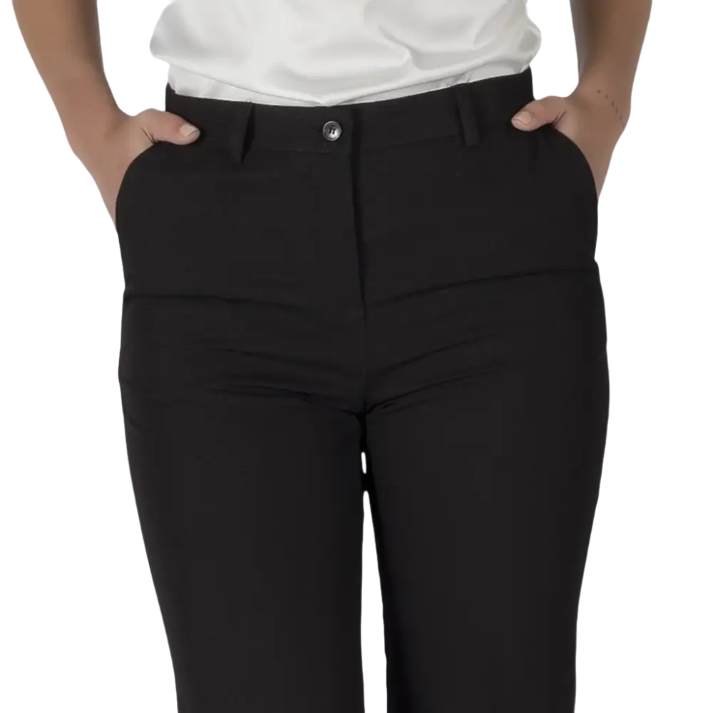 Pantaloni neri da donna con mani in tasca.