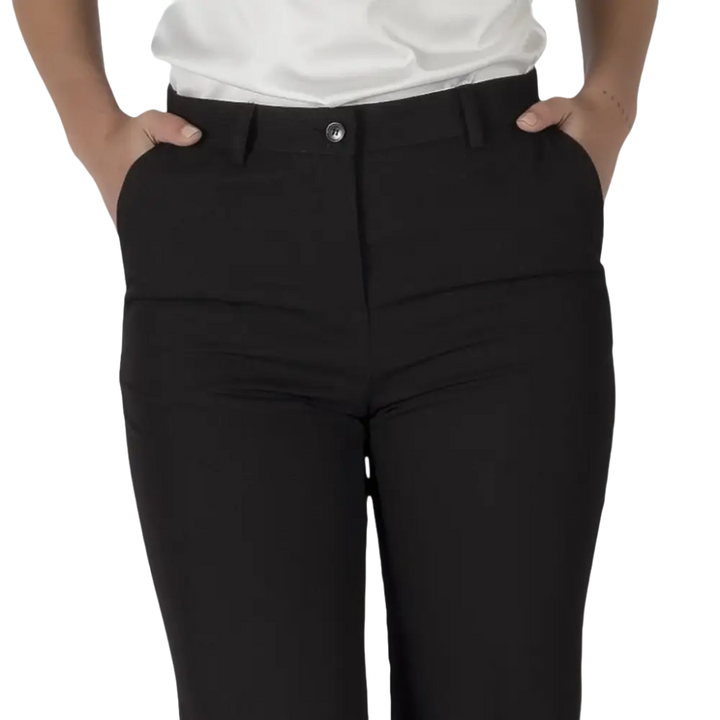 Pantaloni neri da donna con mani in tasca.