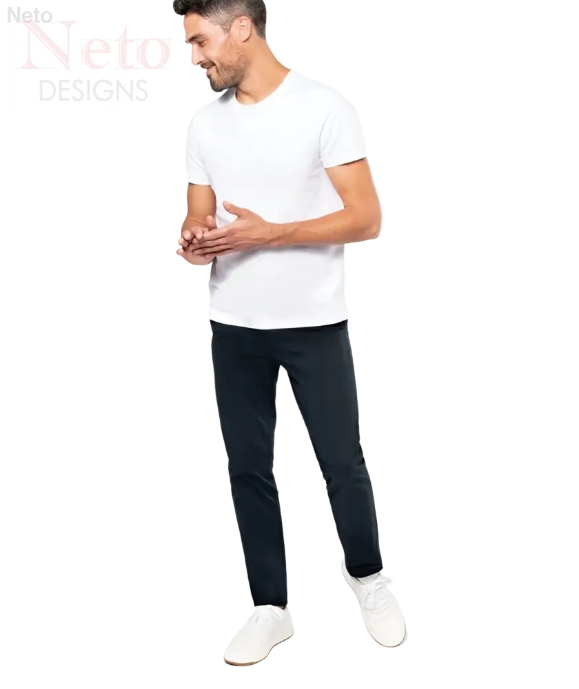 Uomo in camicia twill cotone bianca, pantaloni stretch neri e sneakers bianche