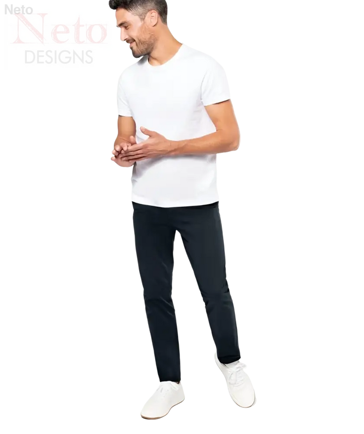 Uomo in camicia twill cotone bianca, pantaloni stretch neri e sneakers bianche