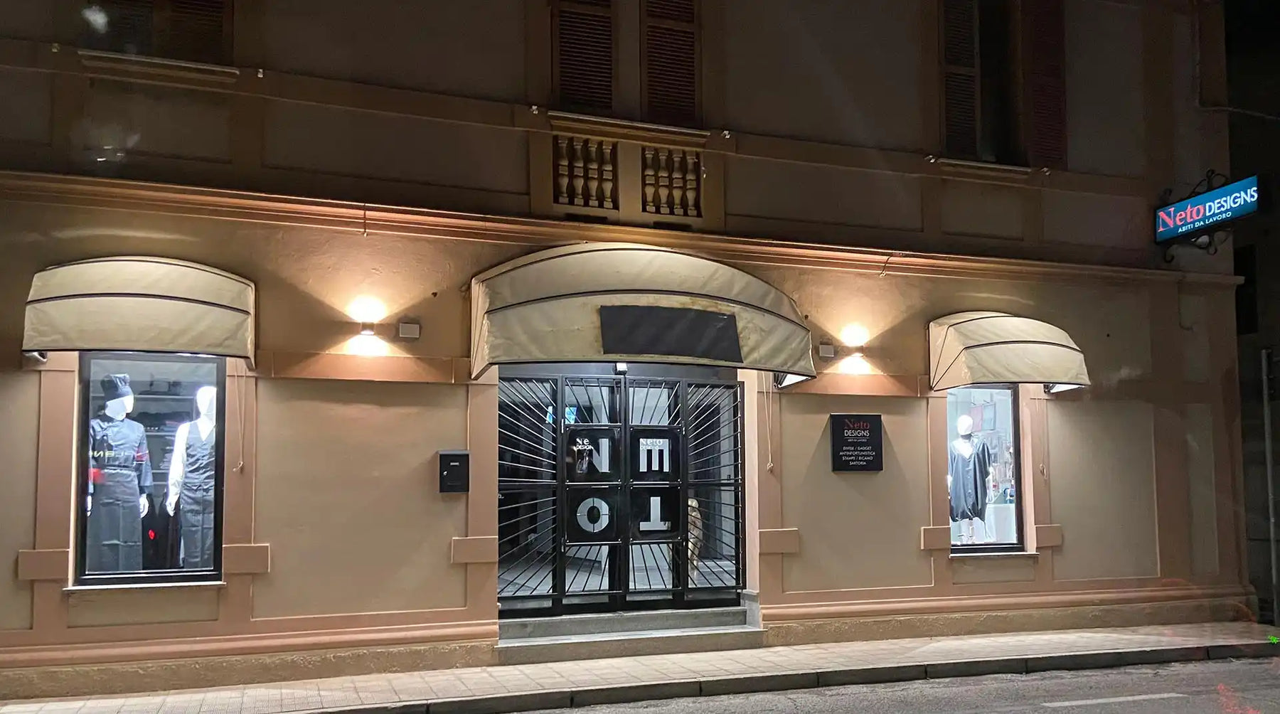 Vetrina con tendaggi.